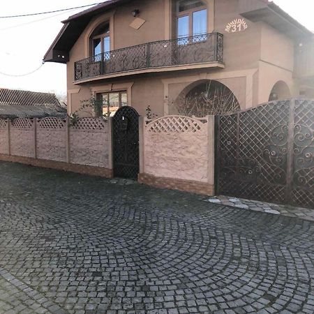 Катерина Hotel Chynadiyovo Buitenkant foto